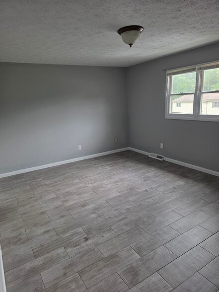 Building Photo - 1800 Seminole Dr