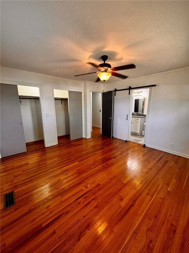Building Photo - 922 S 15th St