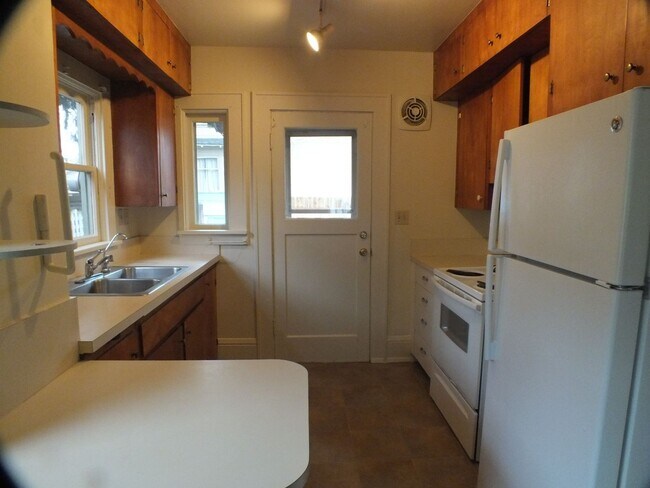 Building Photo - 6833 NE Glisan St