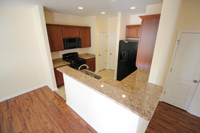 Building Photo - 3 Bedroom/2.5 Bath Home with Fenced-in Back Yard! Pet Friendly