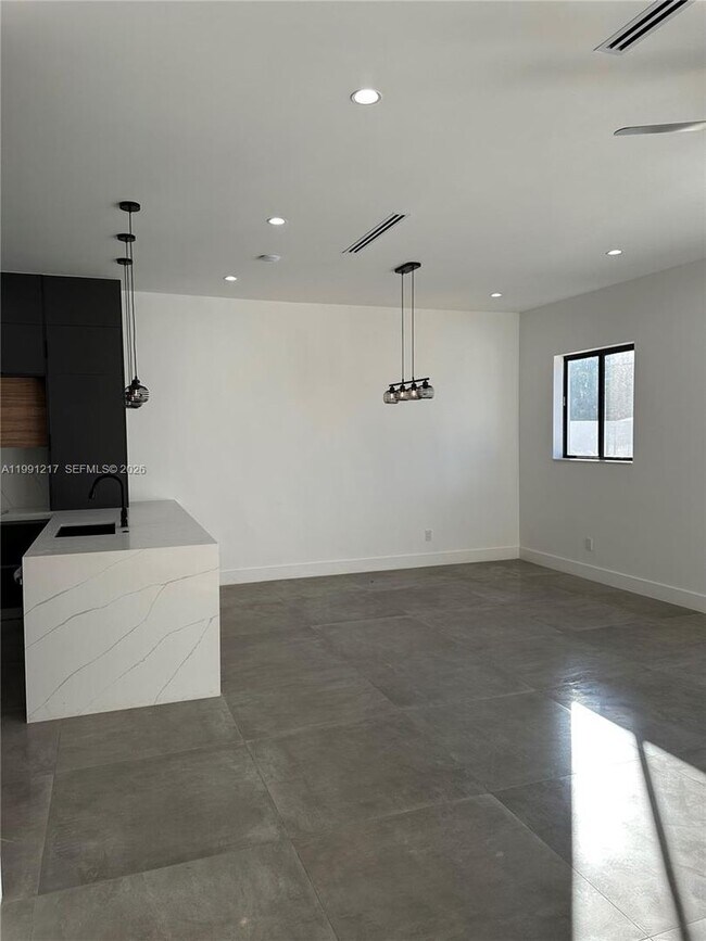 Building Photo - 4625 SW 32nd Ave