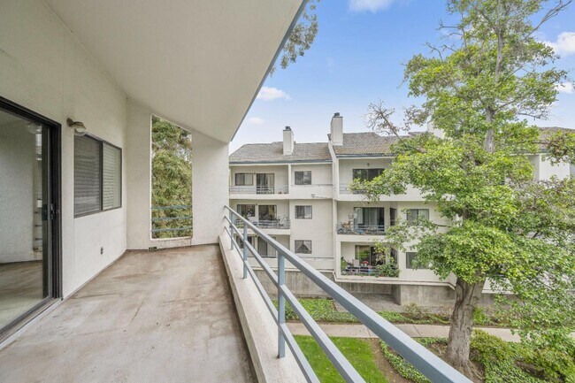 Building Photo - 4685 Albany Cir