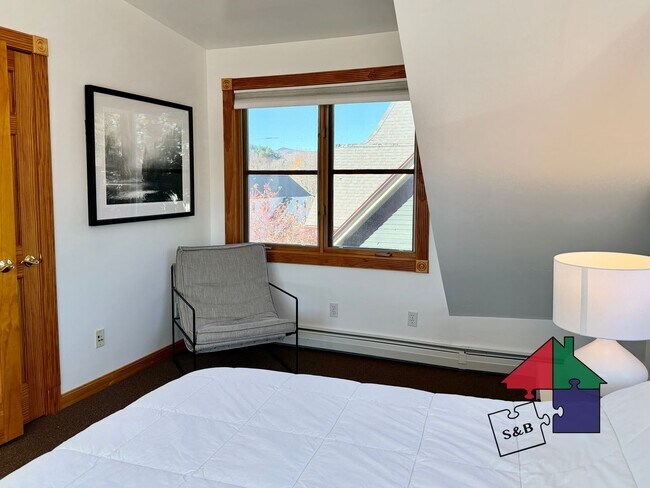 Building Photo - 112 Main St