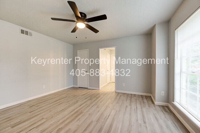 Building Photo - REMODELED 2 Bed 2 Bath 1 Mile West from Campus!
