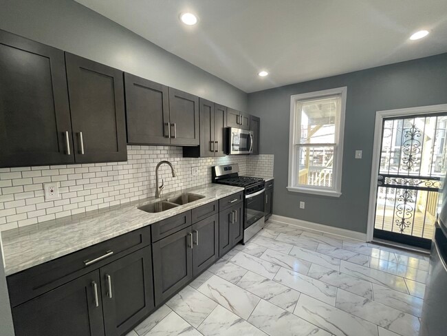 Building Photo - 1611 S Yewdall St