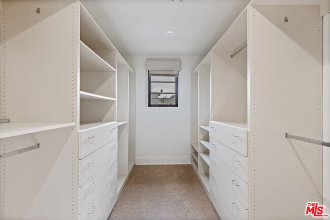 Building Photo - 305 N Palm Dr