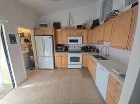 Building Photo - 402 Lakewood Ct