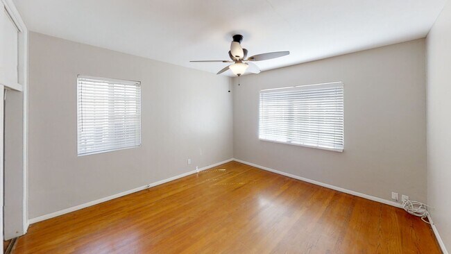 Building Photo - 5 Bed / 3 Bath on Rockford Dr (Large Rooms & Backyard) – Walk to Campus!!