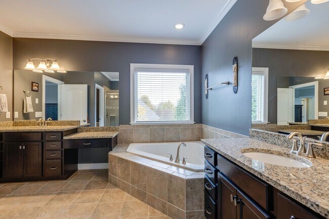 Building Photo - 5 Bedroom Home with Theater Room & 3-Car Garage in Franklin