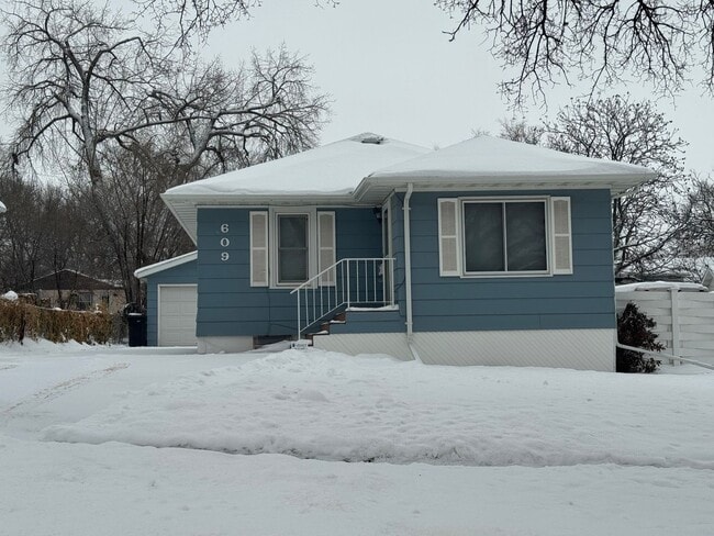 Building Photo - Cute Home in Central Bismarck with Huge Garage