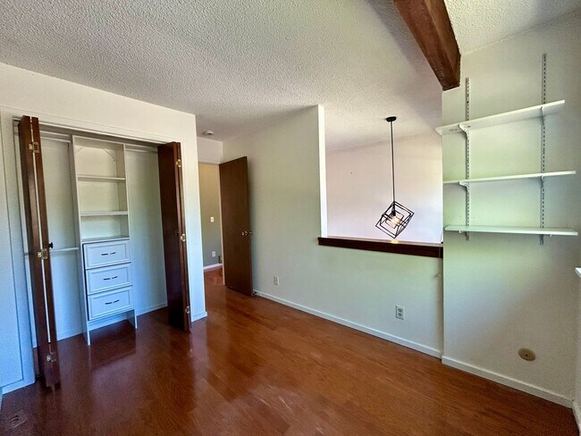 Building Photo - Beautiful & Bright Corner Condo in North Boulder