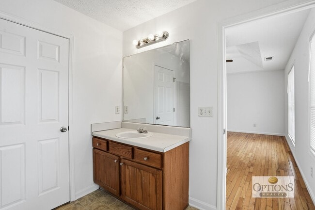 Building Photo - Cul-de-sac home ready to move in!