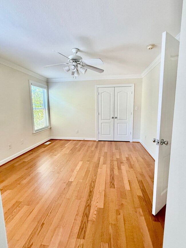 Building Photo - 3BD/3.5 Condo with Garage & Backyard in Shadowlawn! Blocks to the Beach! AVAILABLE NOW!