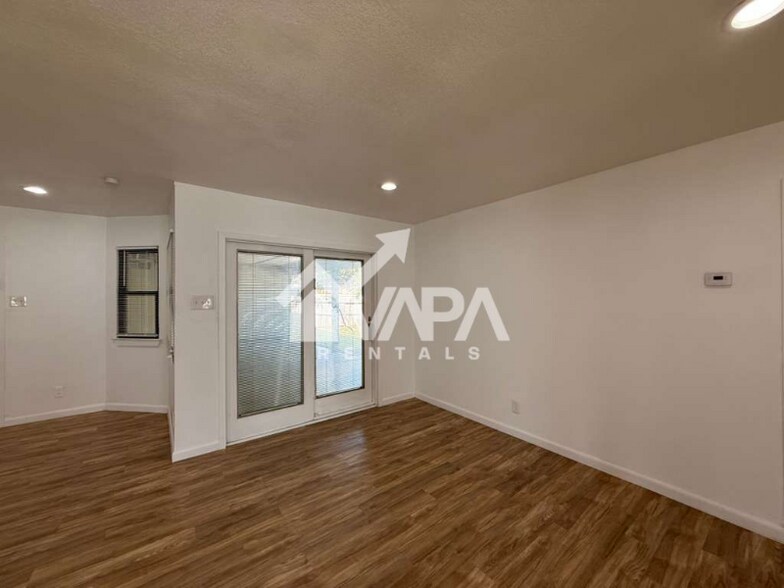 Building Photo - 302 Kingsman St