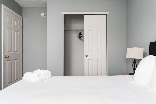 Building Photo - 2155 Shadowbrook Dr