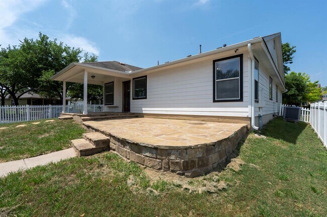 Building Photo - 112 Steele
