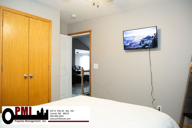 Building Photo - 4 Bedroom and 3 bathroom Fully Furnished