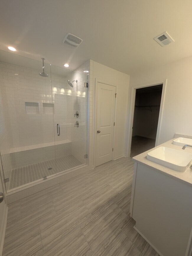 Building Photo - BRAND NEW 4BD/2.5 Home in the Stonebridge ...