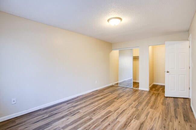 Building Photo - 1337 Arkwright St N