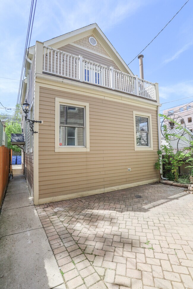 Building Photo - 3936 N Marshfield Ave