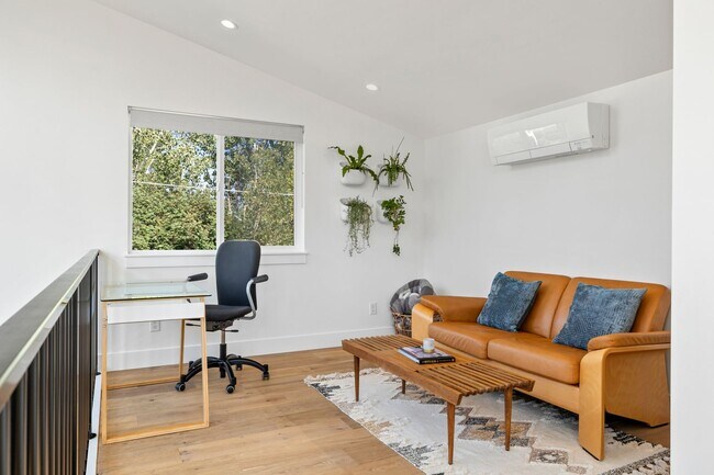 Building Photo - 142 SW Roosevelt Ave