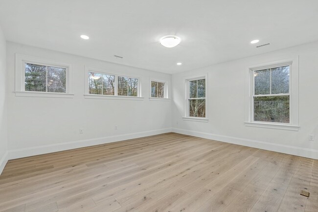 Building Photo - 19 Lily Pond Ln