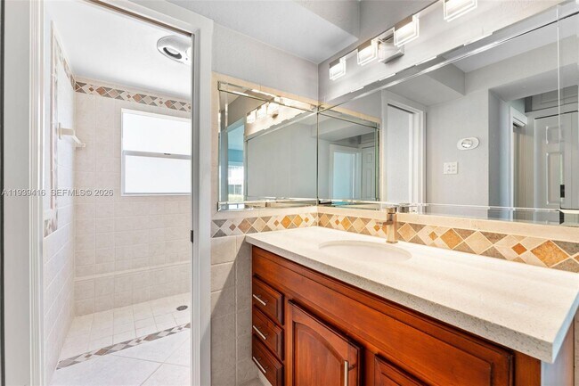 Building Photo - 2508 Bay Dr