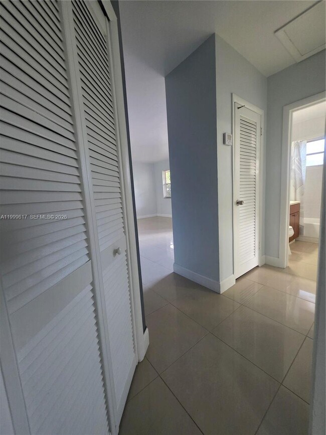 Building Photo - 2832 SW 37th Ave