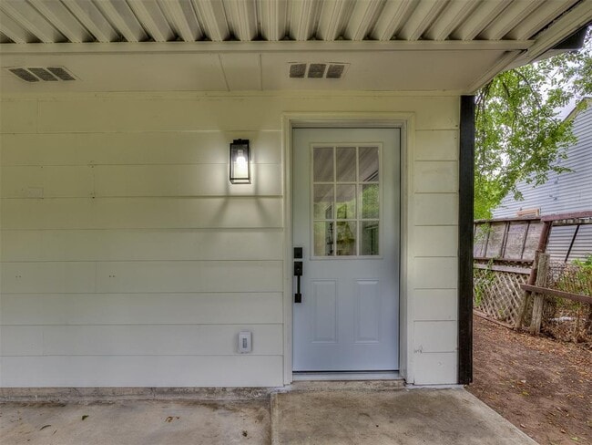 Building Photo - 906 E Comanche St