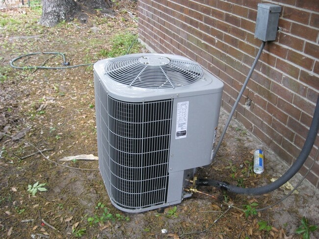 Building Photo - Cozy Home