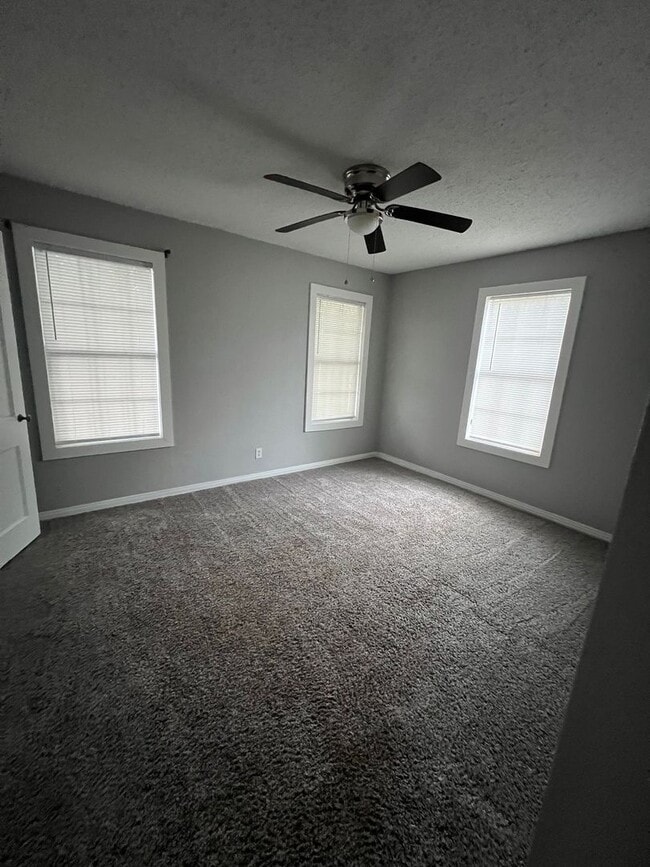 Building Photo - Great Southside Home