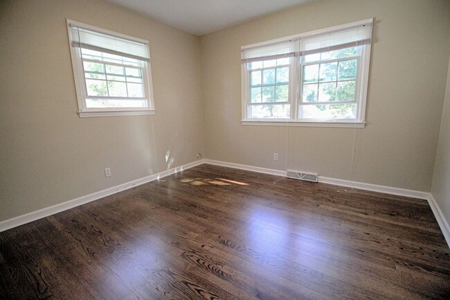 Building Photo - Super Southwest Durham home with fenced in...
