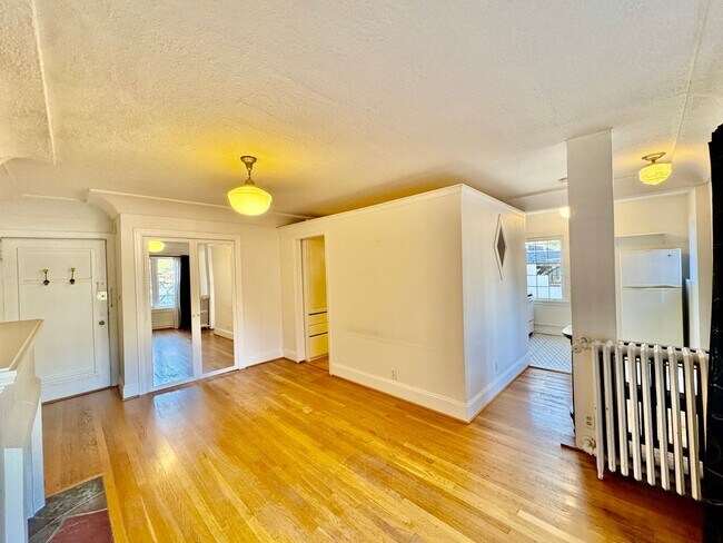 Building Photo - Charming Studio in the heart of Capitol Hill!!!!!