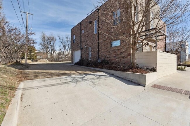 Building Photo - 1008 N Francis Ave