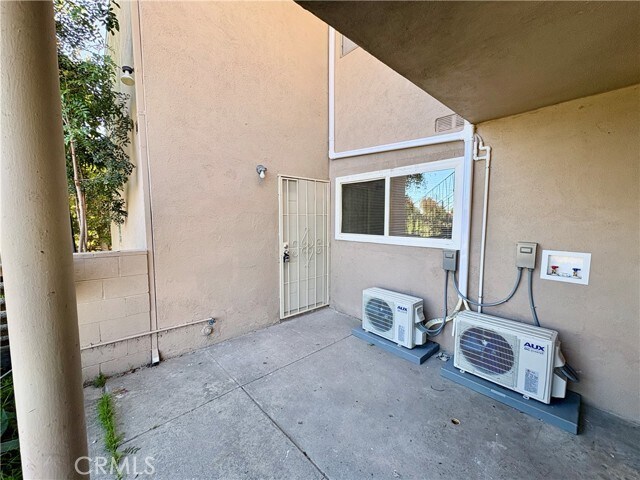 Building Photo - 660 E 6th St