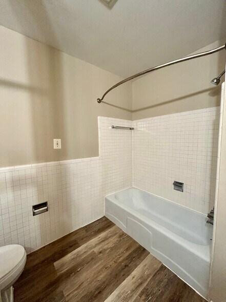 Building Photo - 426 N Fox Hills Dr