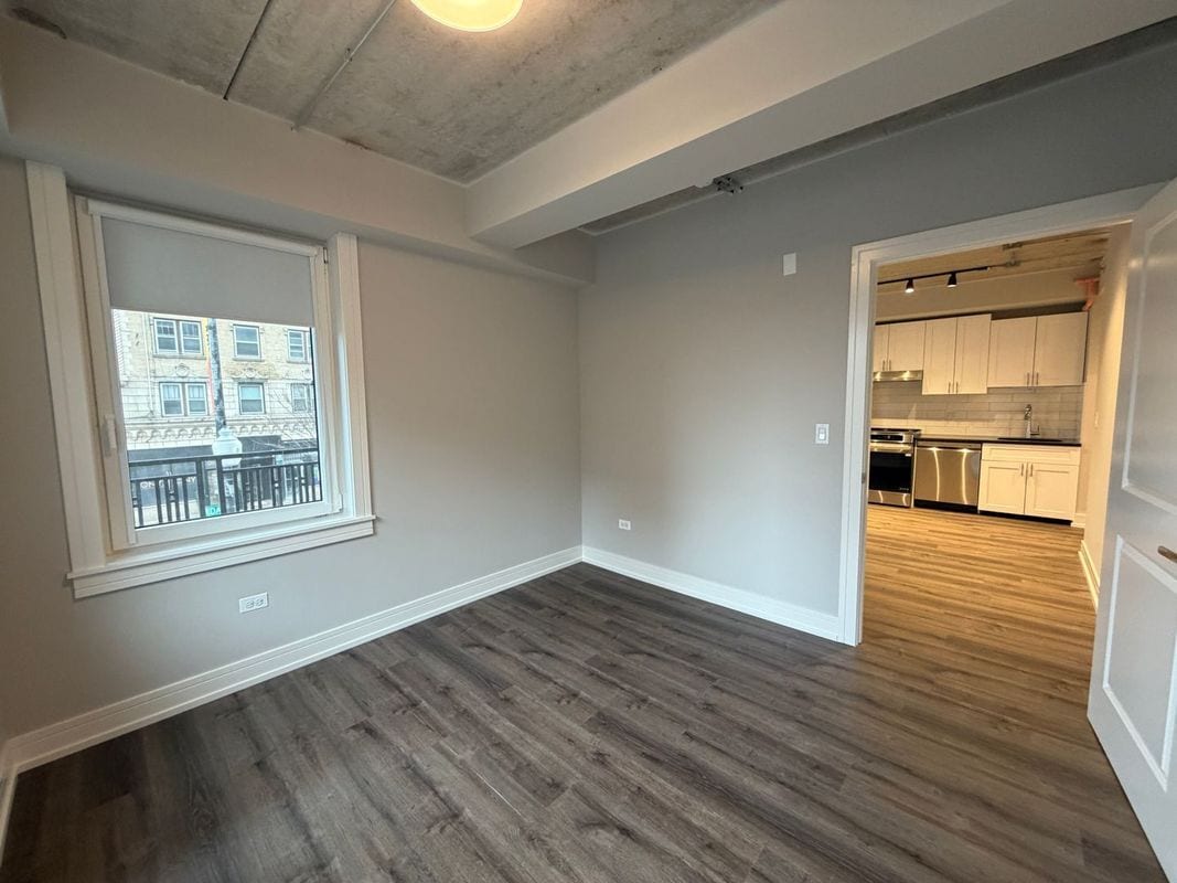 Building Photo - 952 W Carmen Ave