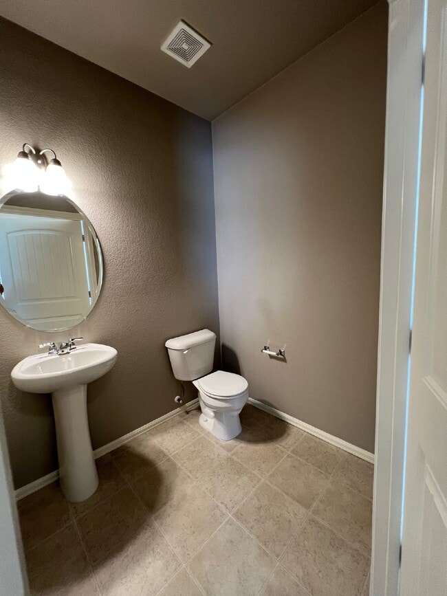 Building Photo - Contemporary, light-filled townhouse available for lease!