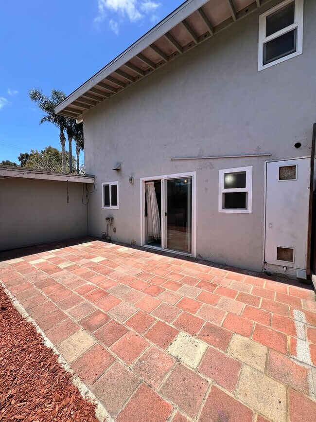 Building Photo - 1552 Elm Ave