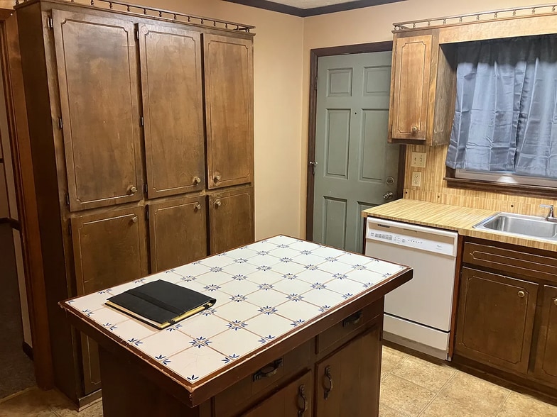 Building Photo - Room in Duplex on Vonda Ln SW