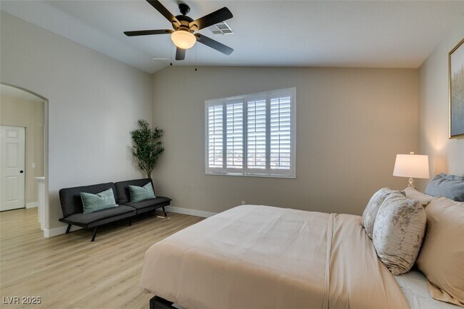 Building Photo - 4624 Swaying Palms Dr