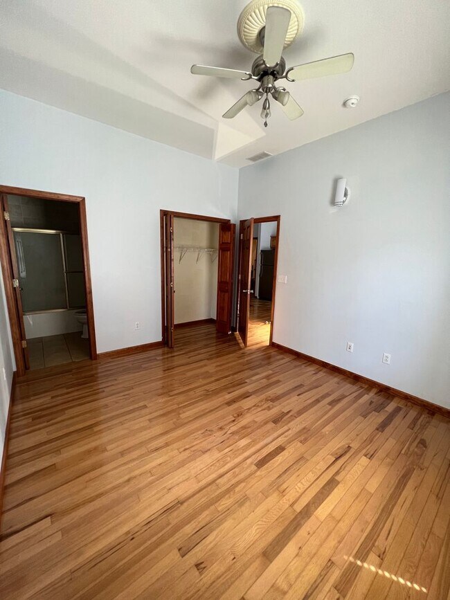Building Photo - 2 bedrooms, 2 baths Downtown!