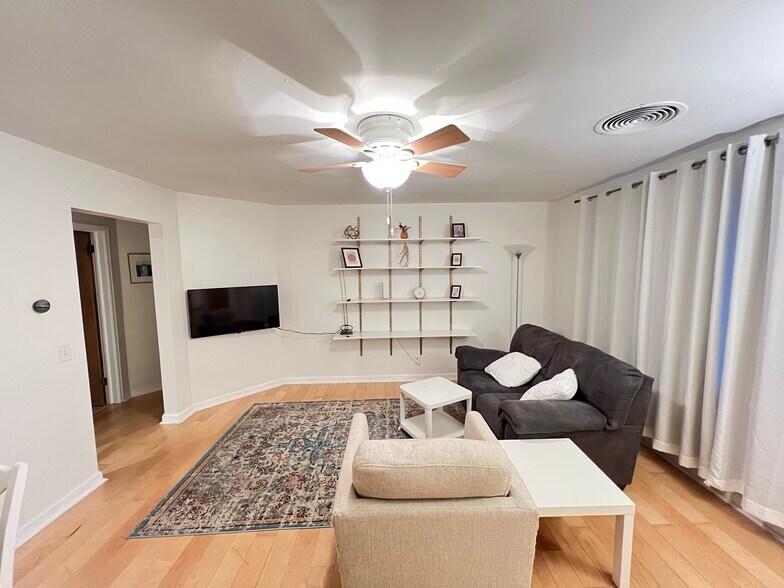 Building Photo - 409 Palomino Ln