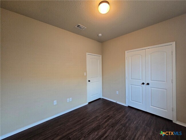 Building Photo - 697 Creekside Cir