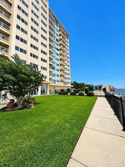 Building Photo - 825 Bayshore Dr