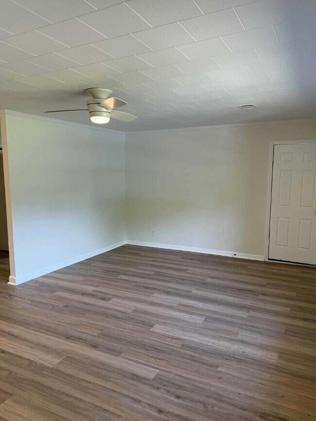 Building Photo - 102 S Redd Street - Unit 102