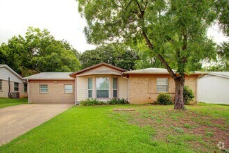 Building Photo - Coming Mid-August! 4 Bd, 2 Ba | N. Arlington
