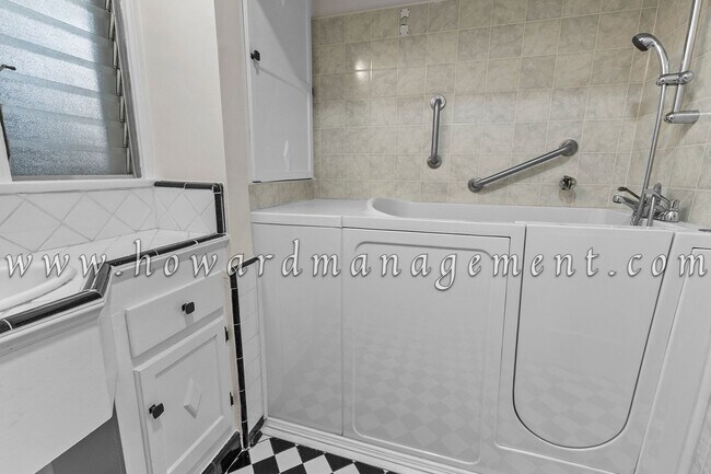 Building Photo - Contemporary Style 5bed/5bath Home with Ad...