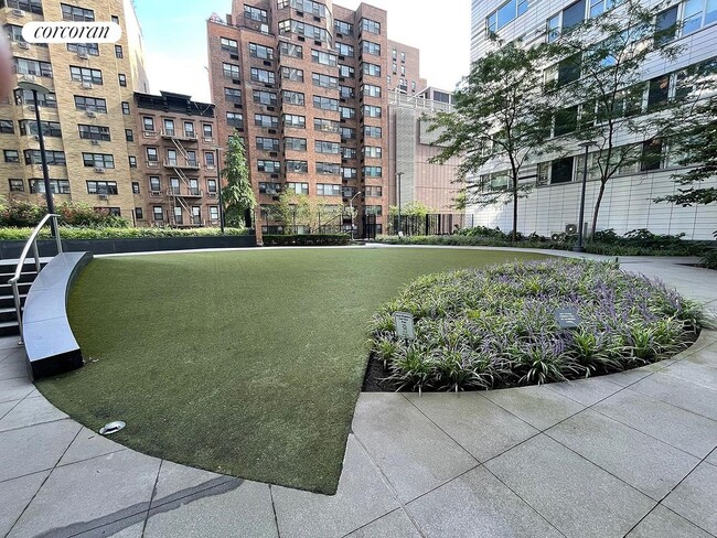 Building Photo - 215 E 68th St