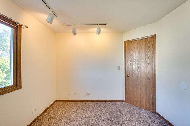 Building Photo - 1640 Hilton Head Dr